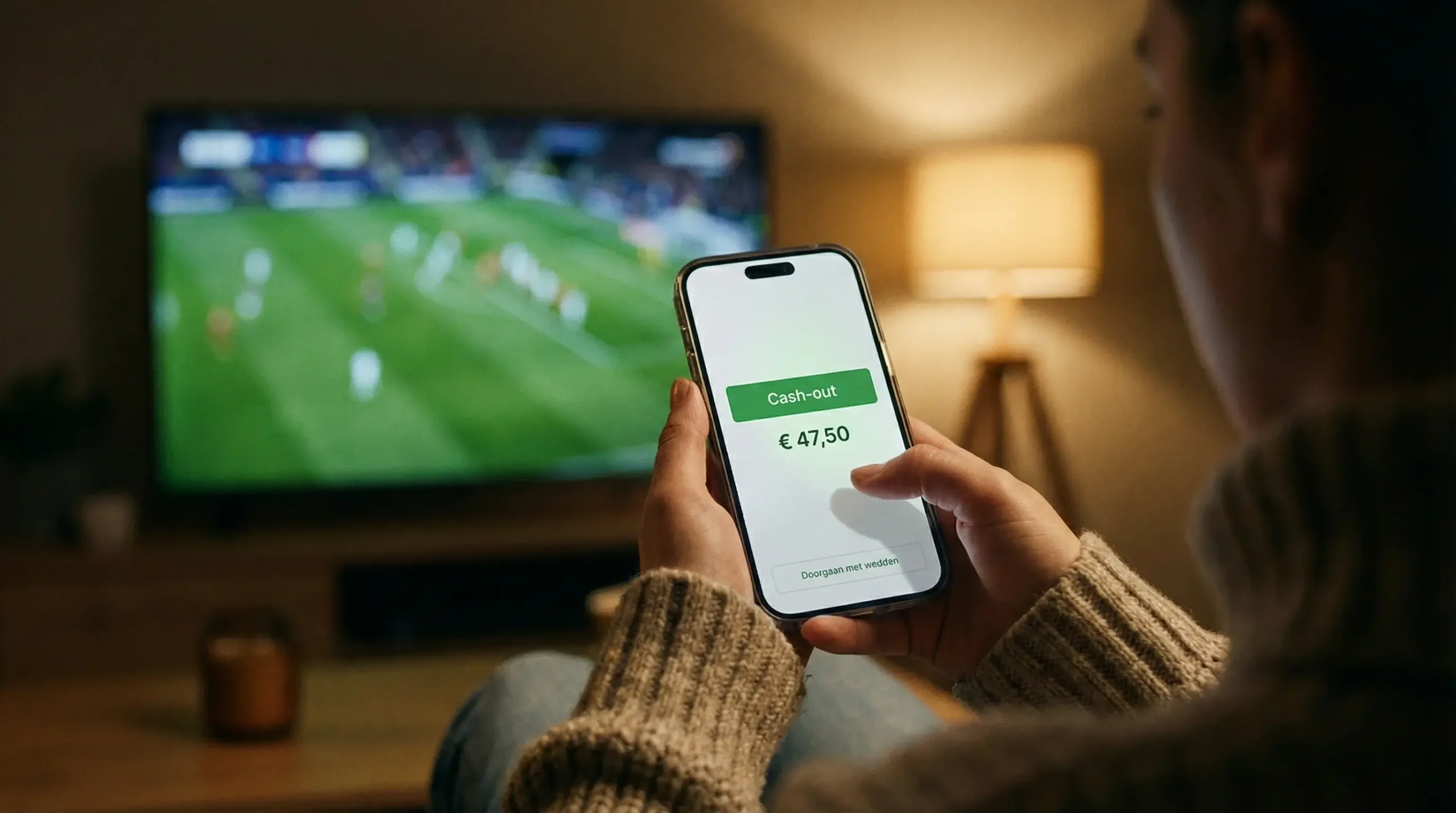 Voetbalfan met smartphone toont cash out beslissing tijdens wedstrijd